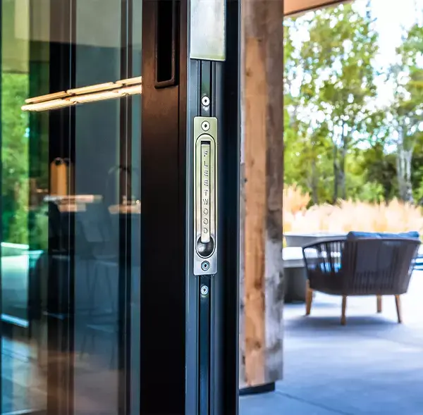 fleetwood-doors-01 Premium Fleetwood doors featuring expansive panels, sleek frames, and refined architectural style